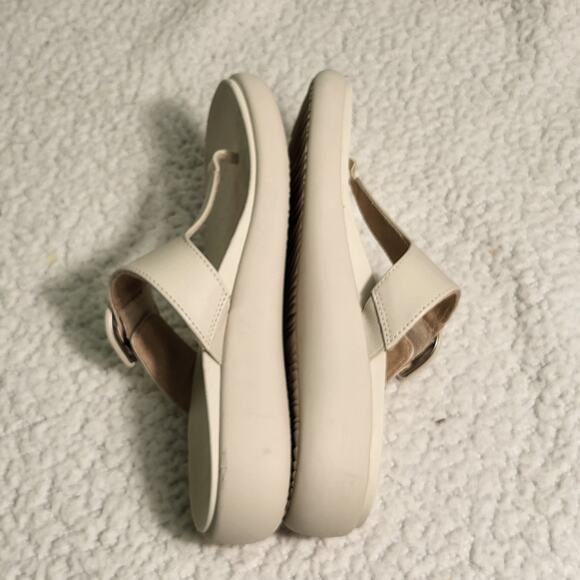Vionic Cream Sandals with Thong Strap - Picture 3 of 6